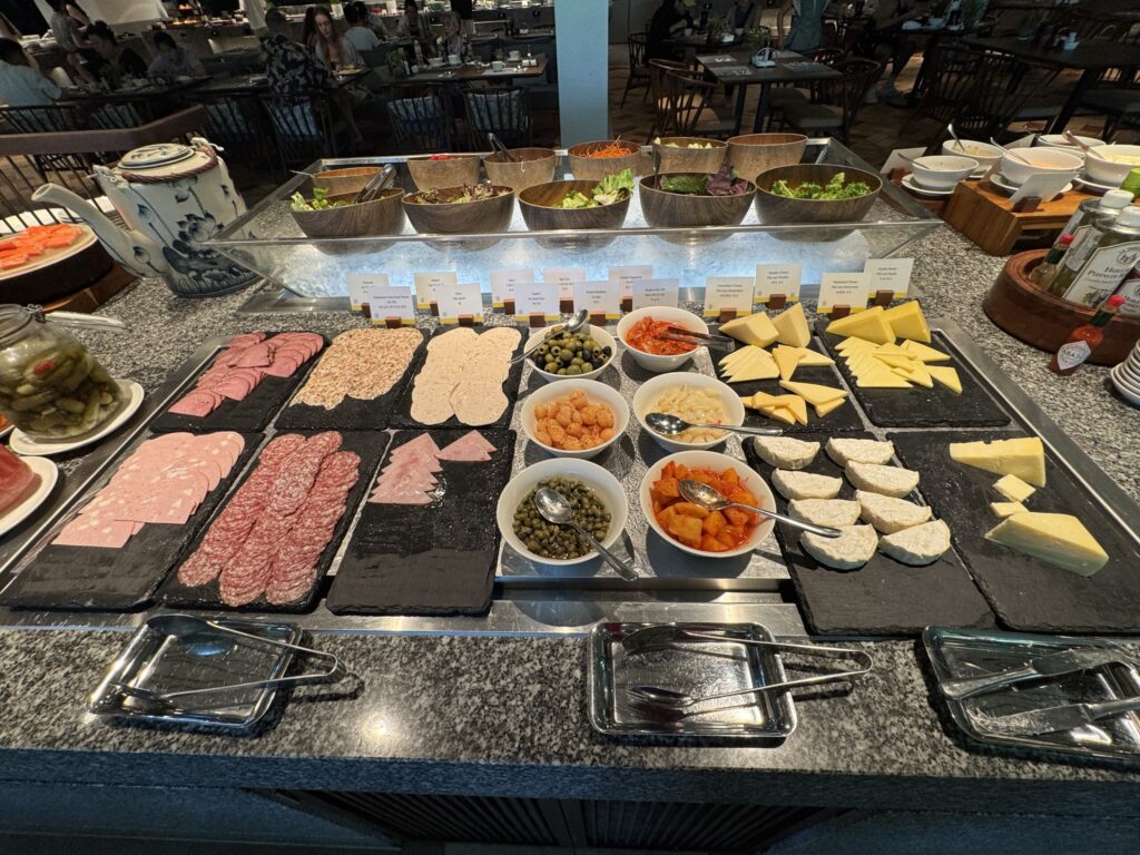 朝食ビュッフェのハムとチーズ