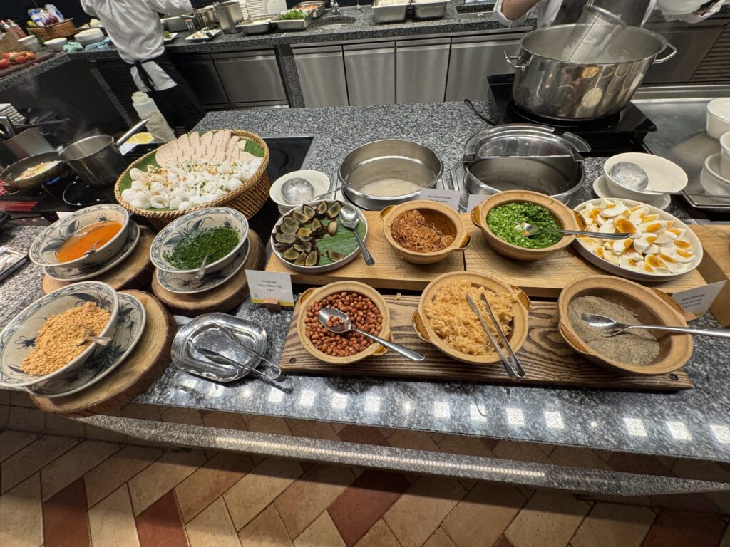 朝食の麺料理コーナーに並ぶ具材と調味料