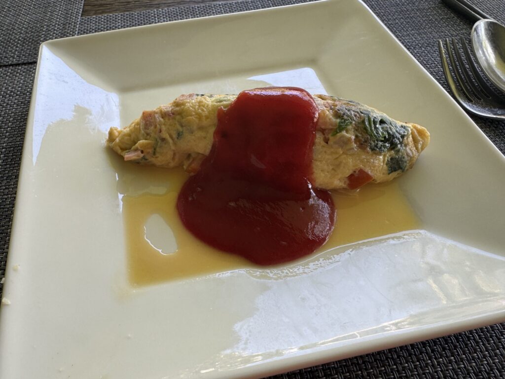 ソースを添えた朝食のオムレツ